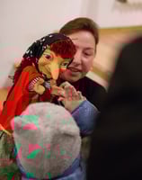 Nicole Nolting mit der kleinen Hexe