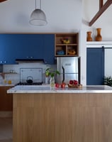 cozinha com ilha e bancada de marmore