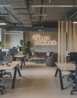 Diseño moderno de oficina corporativa con acabados minimalistas.