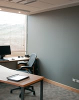Remodelación de oficina abierta con divisiones de vidrio.