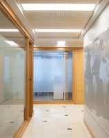 Remodelación de recepción de oficina con diseño personalizado