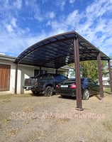 Carport reposant sur des pieux vissés