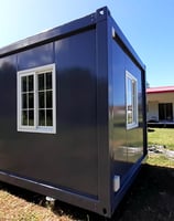 Algeco sur vis de fondation