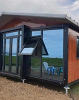 Tiny house installée sur vis de fondation