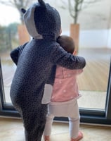 deux enfants et un calin