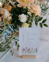 composition florale mariage estival et menu