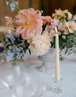 centre de table fleurs pastels et bougie