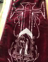 broderie complexe d'une femme tenant une lune