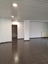 Photo avant transformation du showroom vue vers le futur concept store et coin lecture adulte