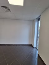 Showroom avant transformation avec vue sur une fenetre