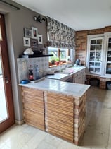 Cuisine avant transformtion avec plans de travail en carrelage et murs en briques