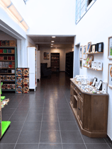 Magasin de jouets avec vue sur un couloir et puit de lumière