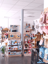 magasin de jouets avec une variété de jouets sur des mobiliers en bois