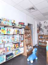 Magasin de jouets avec des étagères en bois et du papier peint fleuri