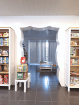 Photo de la transformation du magasin avec vue sur une nouvelle cloison découpée en nuage