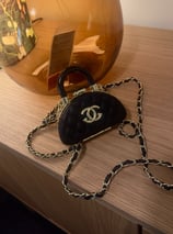 estuche para labial, con espejo chanel, elegante y compacto