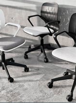 T125 swivel chair in black or white with seat upholstery