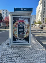 Affiche publicitaire pour des épices sur un arrêt de bus