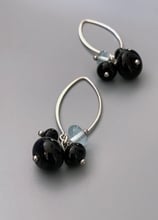 boucles d'oreilles pépites de verre Noir et bleu cristallin