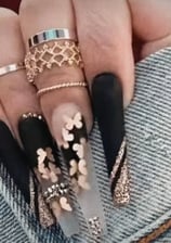 Faux ongle noir et doré, tendance, facile à poser, pas cher.