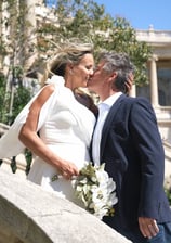 portrait d’un joli couple s’embrassant, moment spontané capturé avec grâce et naturel
