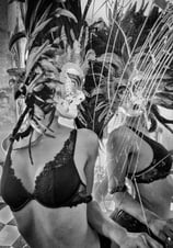 belle jeune femme en sous vêtements avec un masque vénitien devant un miroir brisé  