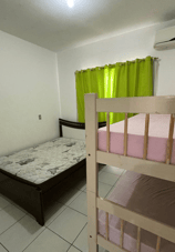 quarto 1 da kitnet com uma cama e um beliche
