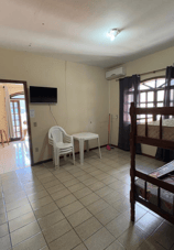 Sala de estar do apartamento com um beliche