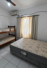Quarto 02 da kitnet com um beliche e uma cama