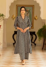 Named for its "A" shape, the A-line kurta flares out from the waist or bust, offering a flowy, femin
