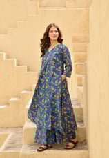 Named for its "A" shape, the A-line kurta flares out from the waist or bust, offering a flowy, femin