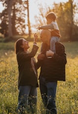 bimbo-che-dà-un-fiore-alla-mamma