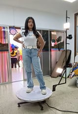 mujer tomándose foto en plataforma 3D