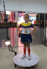 niña tomándose una foto en plataforma 3d