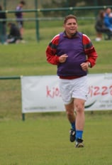 homme jouant au foot