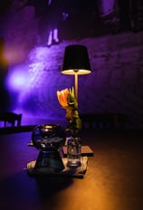 Décoration de table avec lampe durant un événement professionnel à Luxembourg.