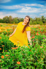 Lancaster PA senior picture photographer. Photo of girl in flowers