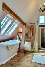 Helles Badezimmer mit Dachfenstern von Hisar Montage aus Karlsruhe.