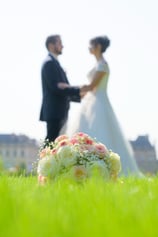 Le couple se trouvant derrière le bouquet de la mariée