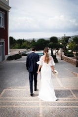 séance photo de couple de mariés dans un domaine provençal luxueux, élégance et style