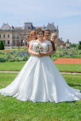 La mariée avec ses témoins formant un magnifique groupe