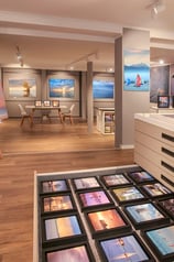 Innenansicht der Bodenseefoto-Galerie in Überlingen - Ausgestellte Fotos und Schubladen mit Bildern