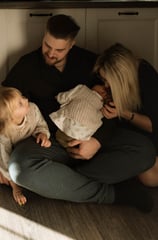 Familie am Küchenboden mit Baby lacht Neugeborenen Foto Wiener Neustadt Sophie Sara Fotografie