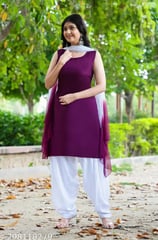 Known for bright colors and bold prints, Punjabi kurtas are usually short and worn with Patiala salw