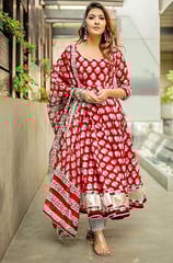 With mirror work, Bandhani prints, and vibrant hues, Rajasthani kurtas stand out with their traditio