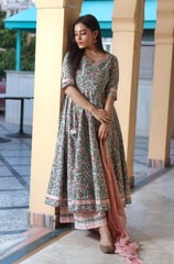 Royal and dramatic, Anarkali kurtas feature a fitted bodice that flares out in beautiful pleats. Ide