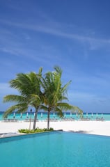four-seasons-landaa-giraavaru-maldives-main-pool-2