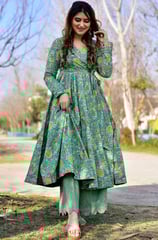 Royal and dramatic, Anarkali kurtas feature a fitted bodice that flares out in beautiful pleats. Ide