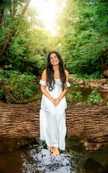 Hershey PA senior picture photographer. Photo of senior pictures in a creek