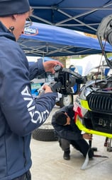 giuseppe cao videomaker con videocamera e macchina da rally